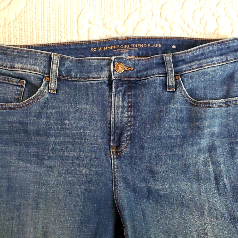 Chico's So Slimming Girlfriend Flare Blue Jeans Size 12 (Chico's 2) - Picture 2 of 5